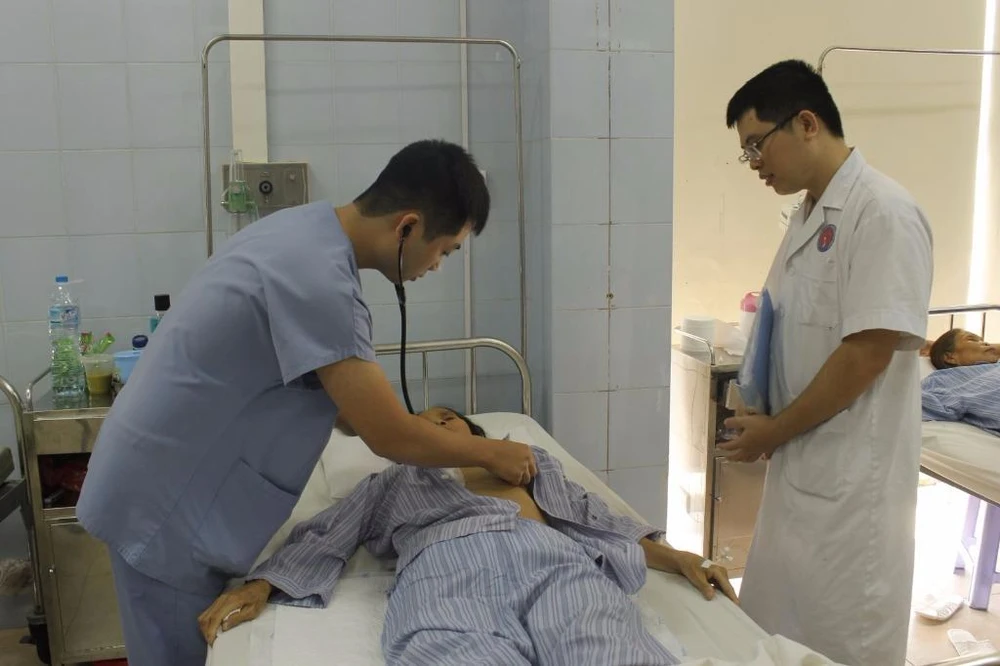 Bệnh nhân đang được các bác sĩ BV E thăm khám.