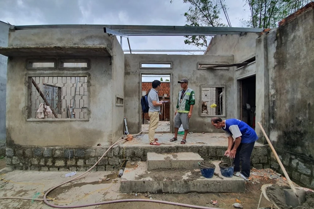 Những căn nhà rệu rã sau bão ảnh 2