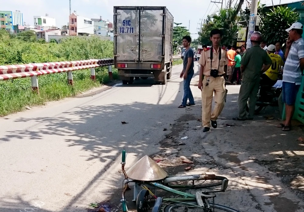 Người phụ nữ đi xe đạp tử vong dưới bánh xe tải ảnh 1