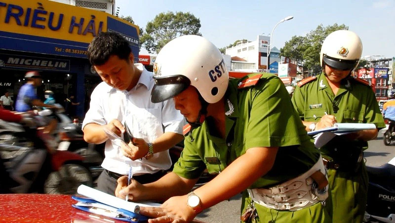 Ô tô đỗ bậy có thể bị cẩu về trụ sở CSGT ảnh 2 Ô tô đỗ bậy có thể bị cẩu về trụ sở CSGT ảnh 2