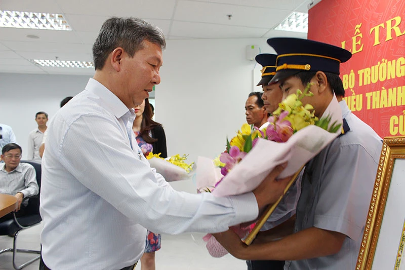 Bộ GTVT tặng bằng khen cho bốn người ngăn tai nạn vụ sập cầu Ghềnh ảnh 2