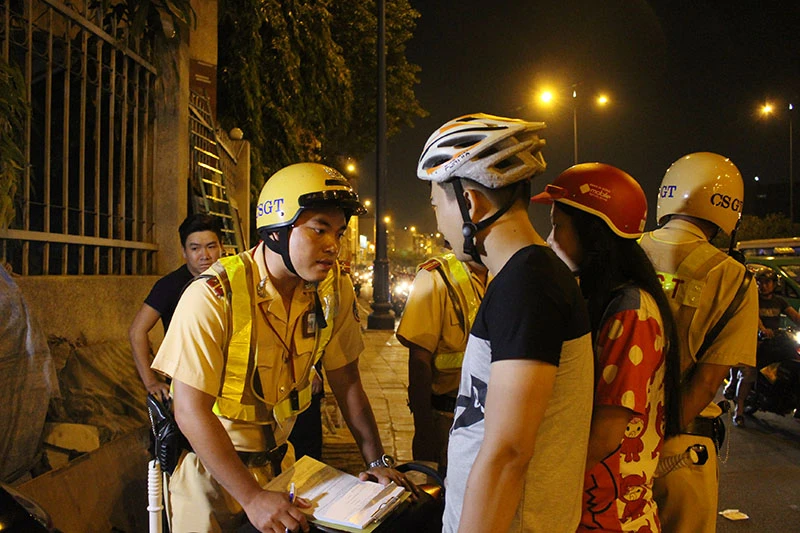 Cảnh sát giao thông chốt chặn, kiểm tra xe “độ” ảnh 6