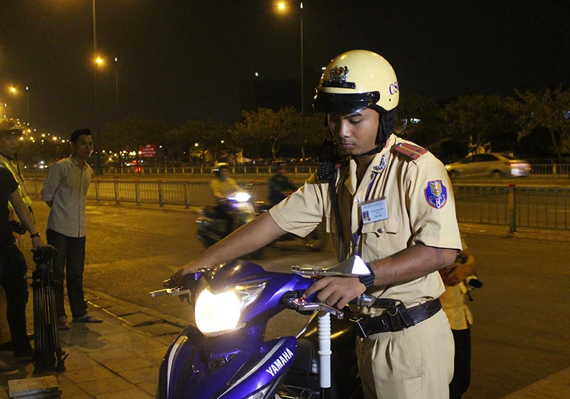 Cảnh sát giao thông chốt chặn, kiểm tra xe “độ” ảnh 3