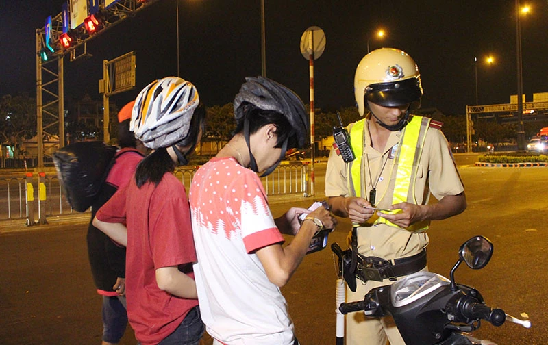 Cảnh sát giao thông chốt chặn, kiểm tra xe “độ” ảnh 5