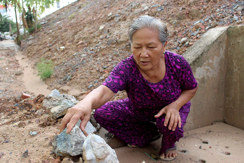 Lại xuất hiện nhà dân thấp hơn mặt đường ảnh 2 Lại xuất hiện nhà dân thấp hơn mặt đường ảnh 2