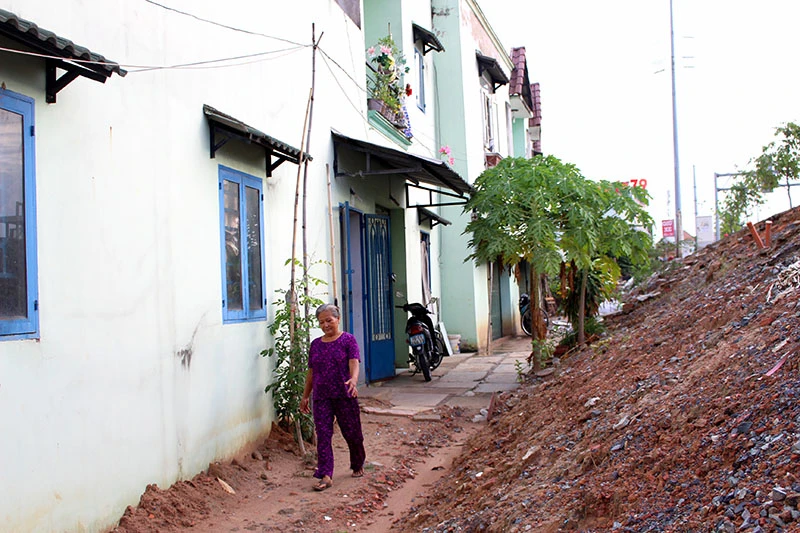 Lại xuất hiện nhà dân thấp hơn mặt đường ảnh 1 Lại xuất hiện nhà dân thấp hơn mặt đường ảnh 1