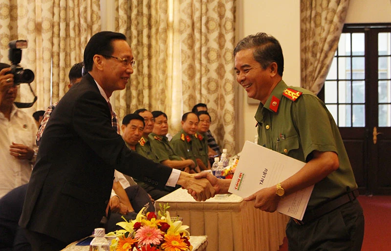 Phải lên án, đấu tranh với tiêu cực, đem lại bình yên cho nhân dân ảnh 4