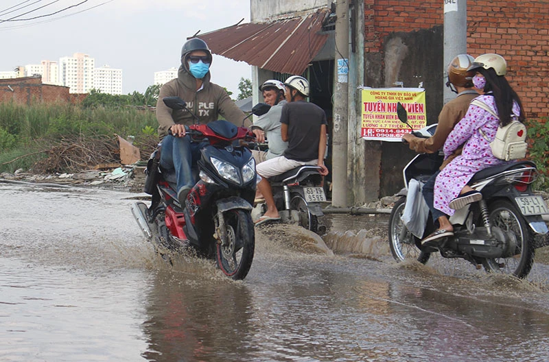 Ai đi qua cũng phải co chân lên