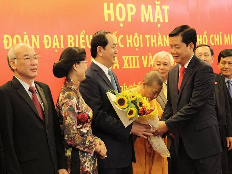 bí thư thăng tặng hoa