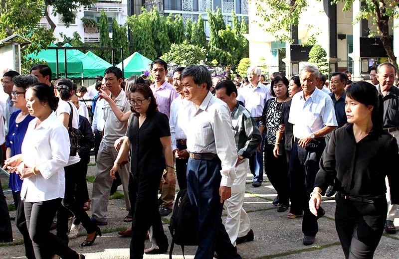 Rất đông người tiễn ông