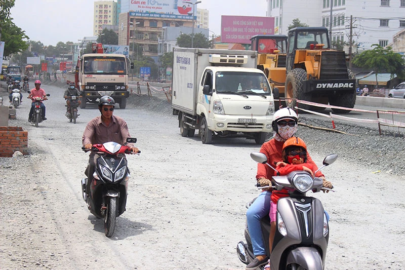 Đồng ý giữ nguyên độ cao vỉa hè đường Kinh Dương Vương ảnh 3 Quận đề nghị đẩy nhanh tiến độ để không ảnh hưởng đến cuộc sống người dân. Ảnh: LÊ THOA