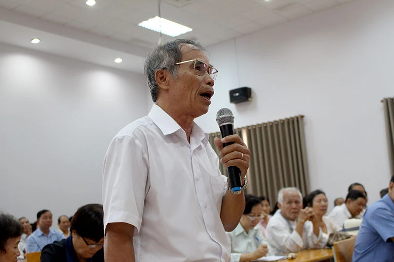 Cử tri Nguyễn Quốc Cường (phường 10) bức xúc về việc để Luật Hình sự 2015 mắc lỗi. Ảnh: LÊ THOA