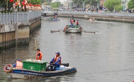 Vớt cá chết trên kênh Nhiêu Lộc - Thị Nghè. Ảnh: TT