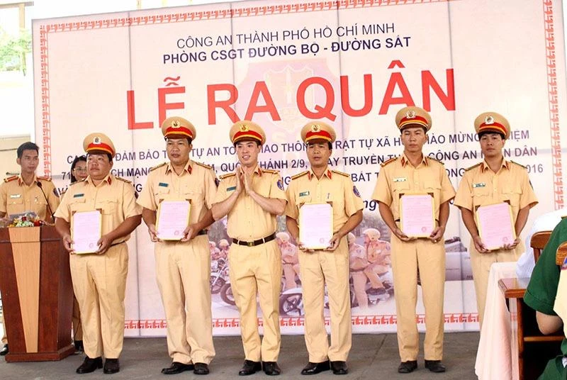 Trung tá Huỳnh Trung Phong khen thưởng cho các chiến sĩ. 