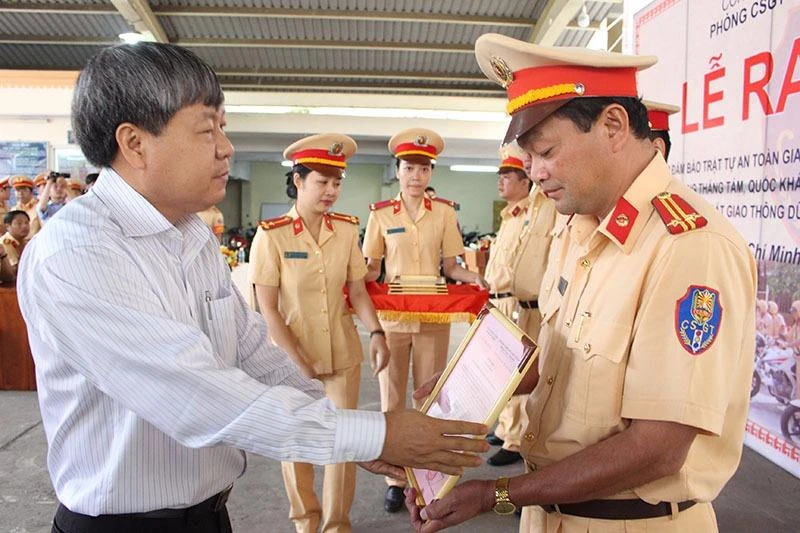 Ông Nguyễn Ngọc Tường - Phó Trưởng ban ATGT TP.HCM cũng tuyên dương chiến sĩ. 