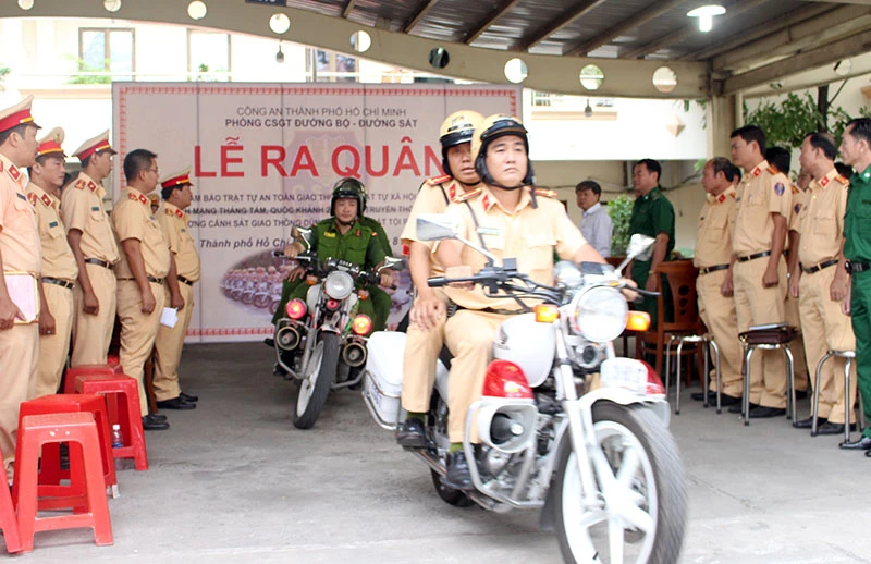 CSGT TP.HCM ra quân ngày 16-8. Ảnh: LÊ THOA
