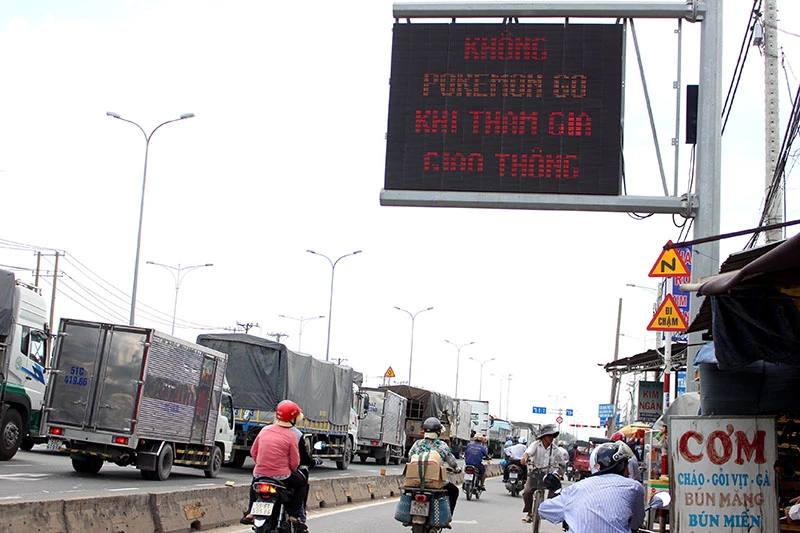 Lời nhắn 'Không Pokemon Go khi tham gia giao thông' trên quốc lộ 1A ảnh 1