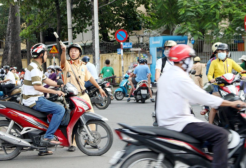 Nhiều người đi ngược chiều được CSGT nhắc nhở. Ảnh: LÊ THOA