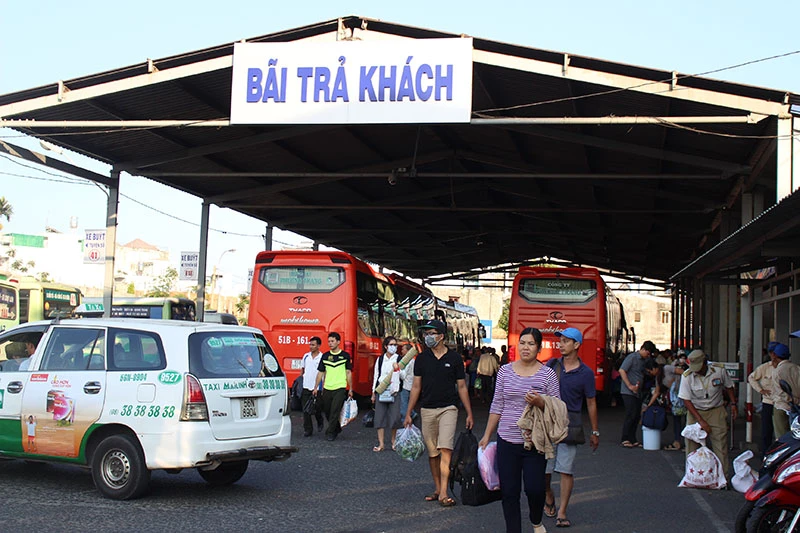 Người dân đổ về TP.HCM qua BXMT tăng đột biến vào ngày 4-9. Ảnh: LÊ THOA