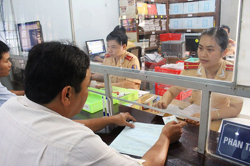 Các chủ sở hữu vi phạm đến làm việc "nguội" tại Đội CSGT Bến Thành. Ảnh: LÊ THOA