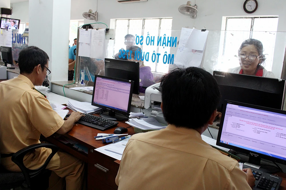 Xe sang tên đổi chủ: Không có giấy tờ gì vẫn làm được ảnh 2