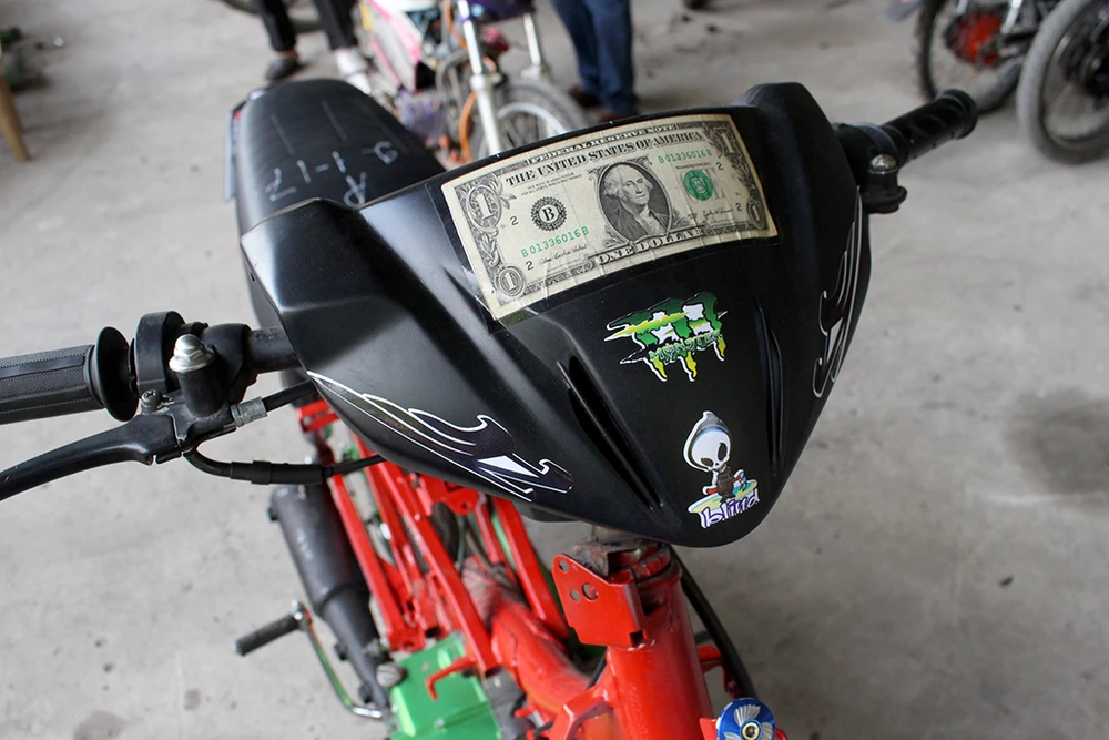 Những chiếc xe đua có kết cấu quái lạ bị bắt giữ