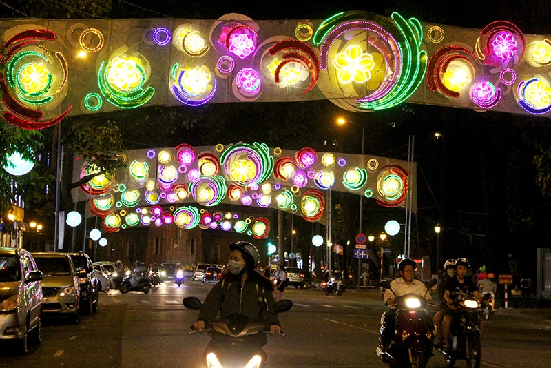 Sở VH&TT giải thích chủ đề trang trí ánh sáng ở TP.HCM ảnh 2