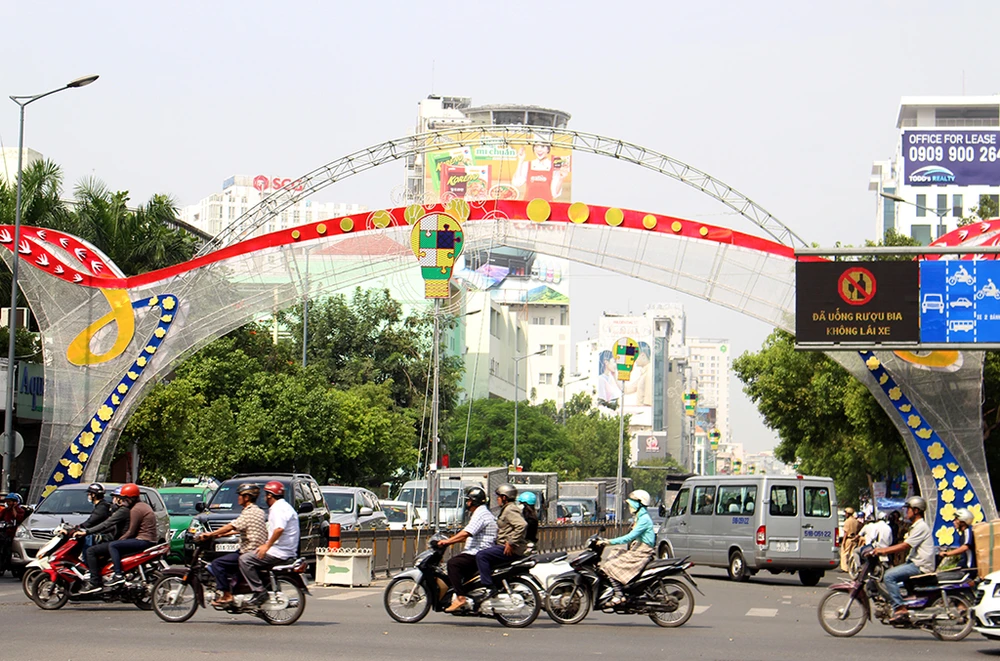 Sở VH&TT giải thích chủ đề trang trí ánh sáng ở TP.HCM ảnh 4