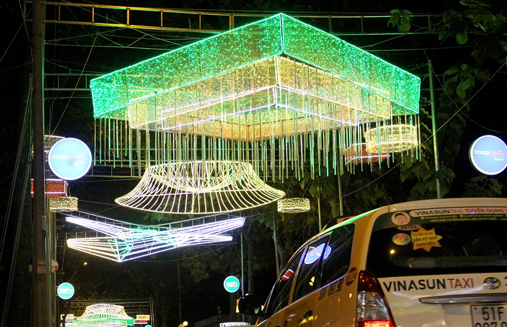 Sở VH&TT giải thích chủ đề trang trí ánh sáng ở TP.HCM ảnh 3