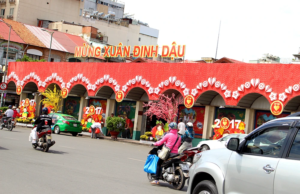 Gỡ bỏ trái tim trang trí ở cổng chợ Bến Thành ảnh 4