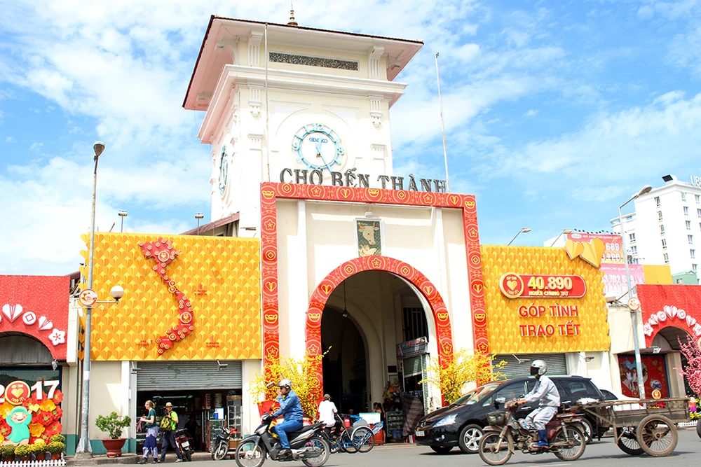 Gỡ bỏ trái tim trang trí ở cổng chợ Bến Thành ảnh 2