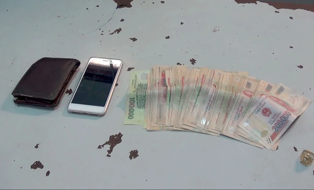 Thong dong đi bộ sau khi cướp 13 triệu đồng ảnh 1