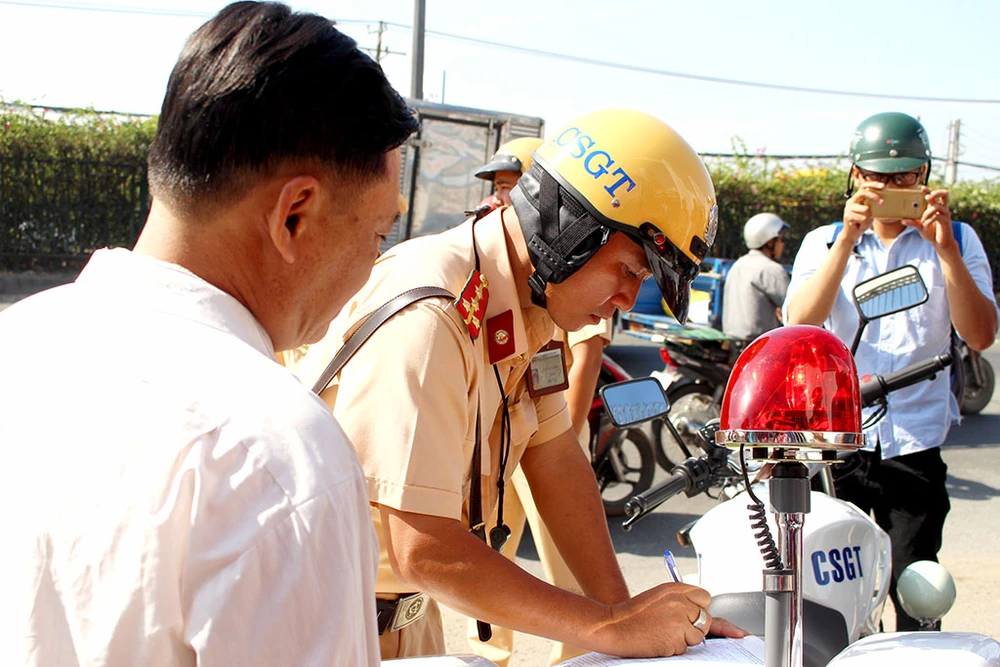 Nhiều bác tài xe 3,4 bánh thừa nhận 'đã quen bị phạt' ảnh 1