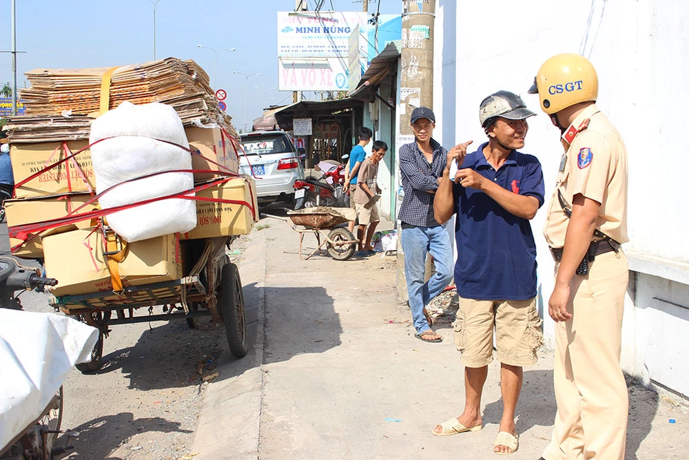 Nhiều bác tài xe 3,4 bánh thừa nhận 'đã quen bị phạt' ảnh 2