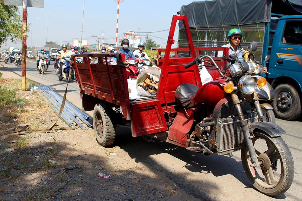 Nhiều bác tài xe 3,4 bánh thừa nhận 'đã quen bị phạt' ảnh 5