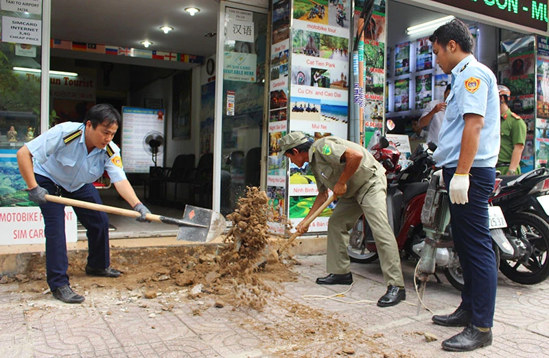 Phường Phạm Ngũ Lão dỡ bậc thềm trụ sở bảo vệ dân phố ảnh 6