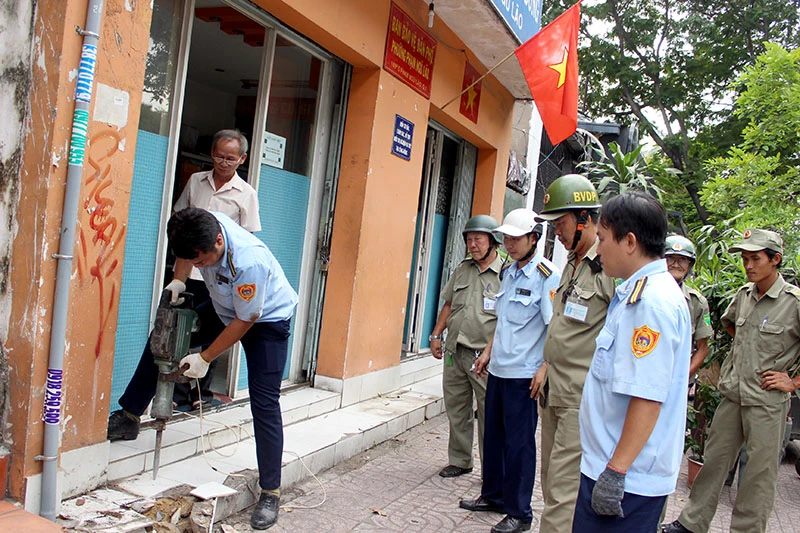Phường Phạm Ngũ Lão dỡ bậc thềm trụ sở bảo vệ dân phố ảnh 2