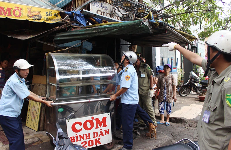 Phường Phạm Ngũ Lão dỡ bậc thềm trụ sở bảo vệ dân phố ảnh 11