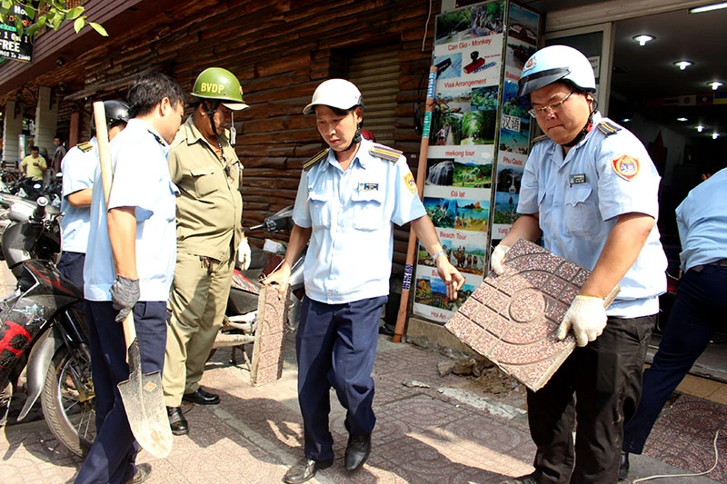 Phường Phạm Ngũ Lão dỡ bậc thềm trụ sở bảo vệ dân phố ảnh 7