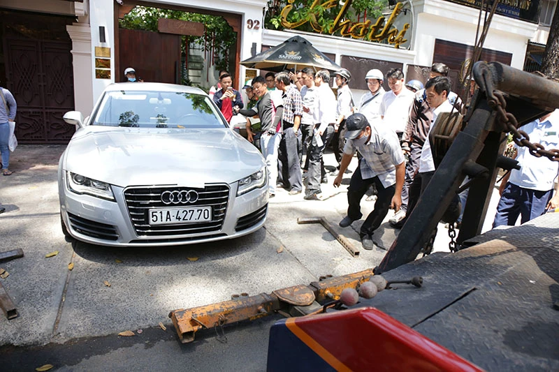 Ông Đoàn Ngọc Hải cho cẩu một loạt xe sang chiếm vỉa hè ảnh 4