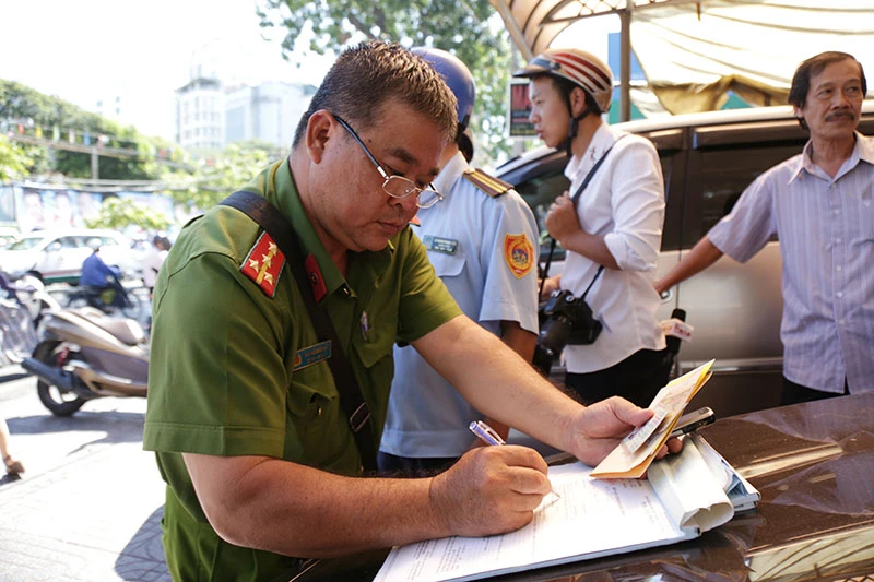 Ông Đoàn Ngọc Hải cho cẩu một loạt xe sang chiếm vỉa hè ảnh 3