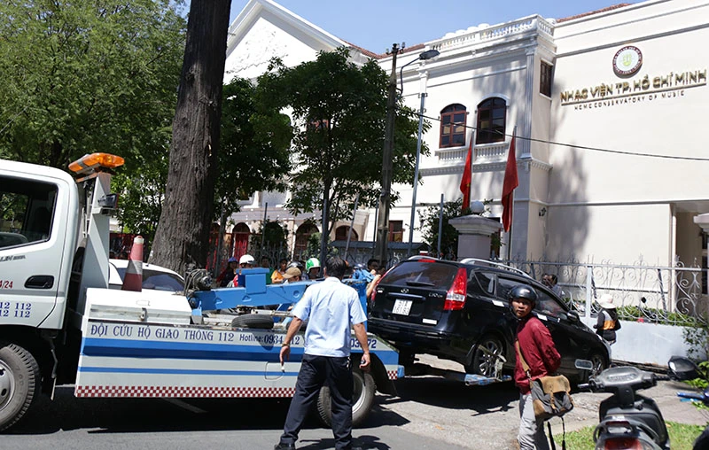 Ông Đoàn Ngọc Hải cho cẩu một loạt xe sang chiếm vỉa hè ảnh 2