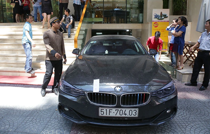 Ông Đoàn Ngọc Hải cho cẩu một loạt xe sang chiếm vỉa hè ảnh 1