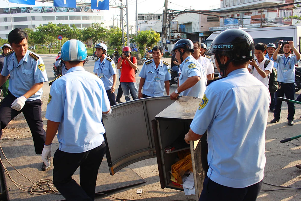 Bình Tân dỡ hàng rào lấn chiếm của Thế giới di động ảnh 2