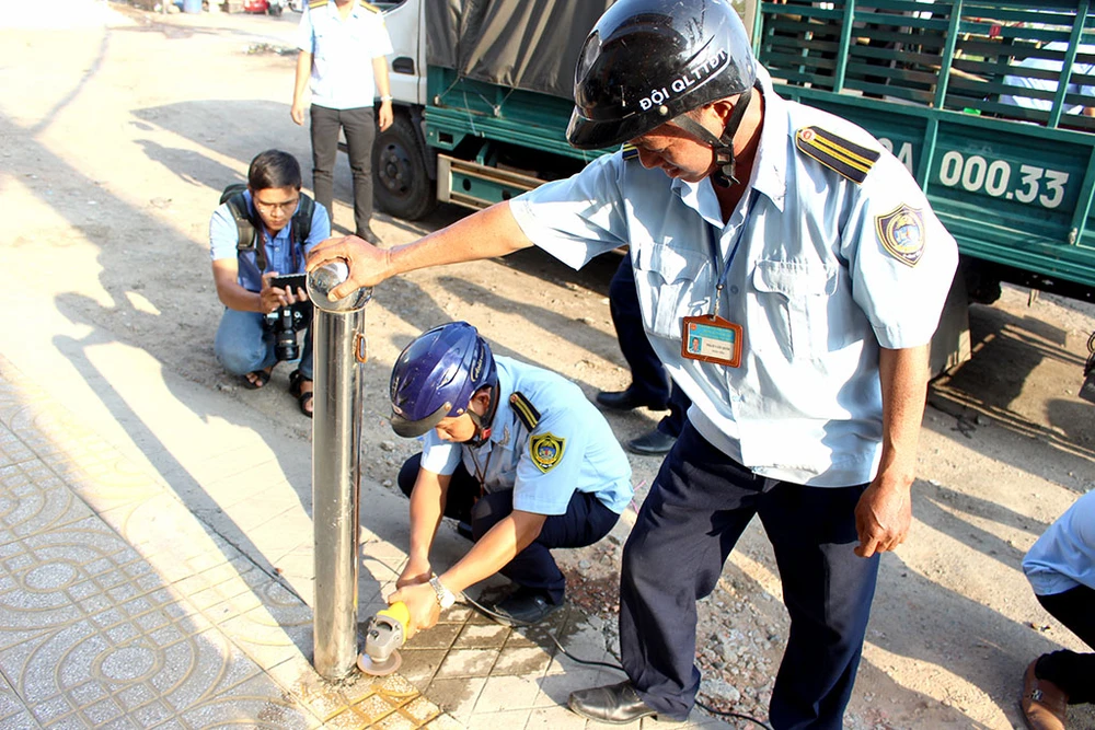 Bình Tân dỡ hàng rào lấn chiếm của Thế giới di động ảnh 9