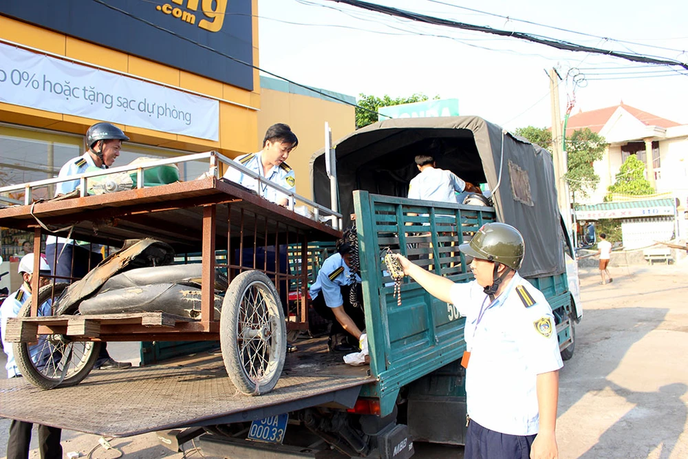 Bình Tân dỡ hàng rào lấn chiếm của Thế giới di động ảnh 6