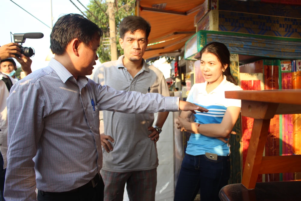 Quận Bình Tân mạnh tay phạt vi phạm vỉa hè ảnh 1