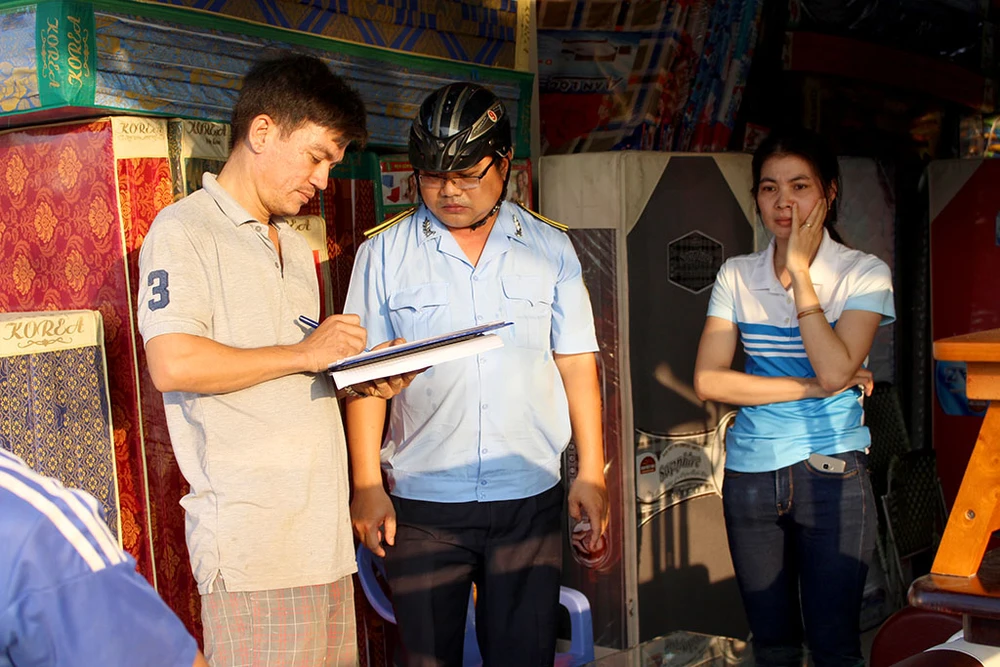 Quận Bình Tân mạnh tay phạt vi phạm vỉa hè ảnh 2