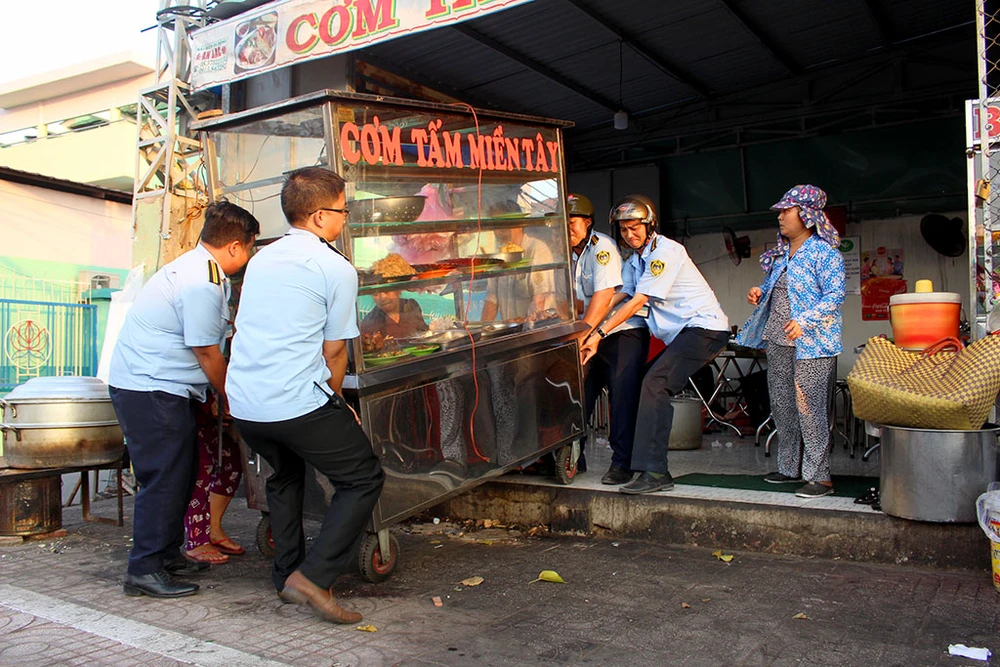 Quận Bình Tân mạnh tay phạt vi phạm vỉa hè ảnh 11