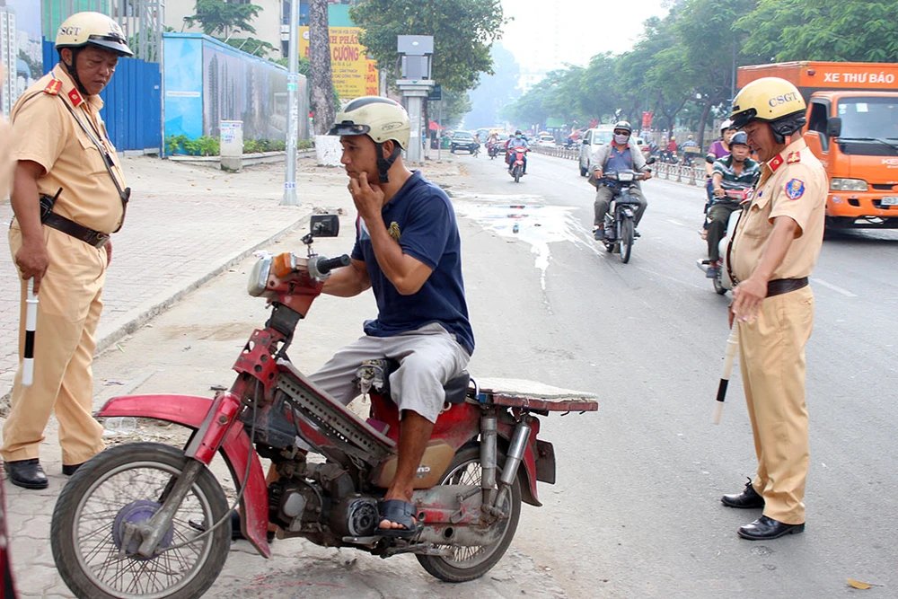 CSGT TP.HCM nói gì về việc thu hồi xe máy “quá đát”? ảnh 1